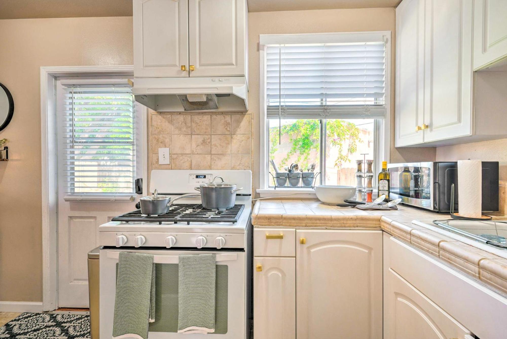 Вілла Stylish And Modern Burbank Gem With Private Yard! Екстер'єр фото