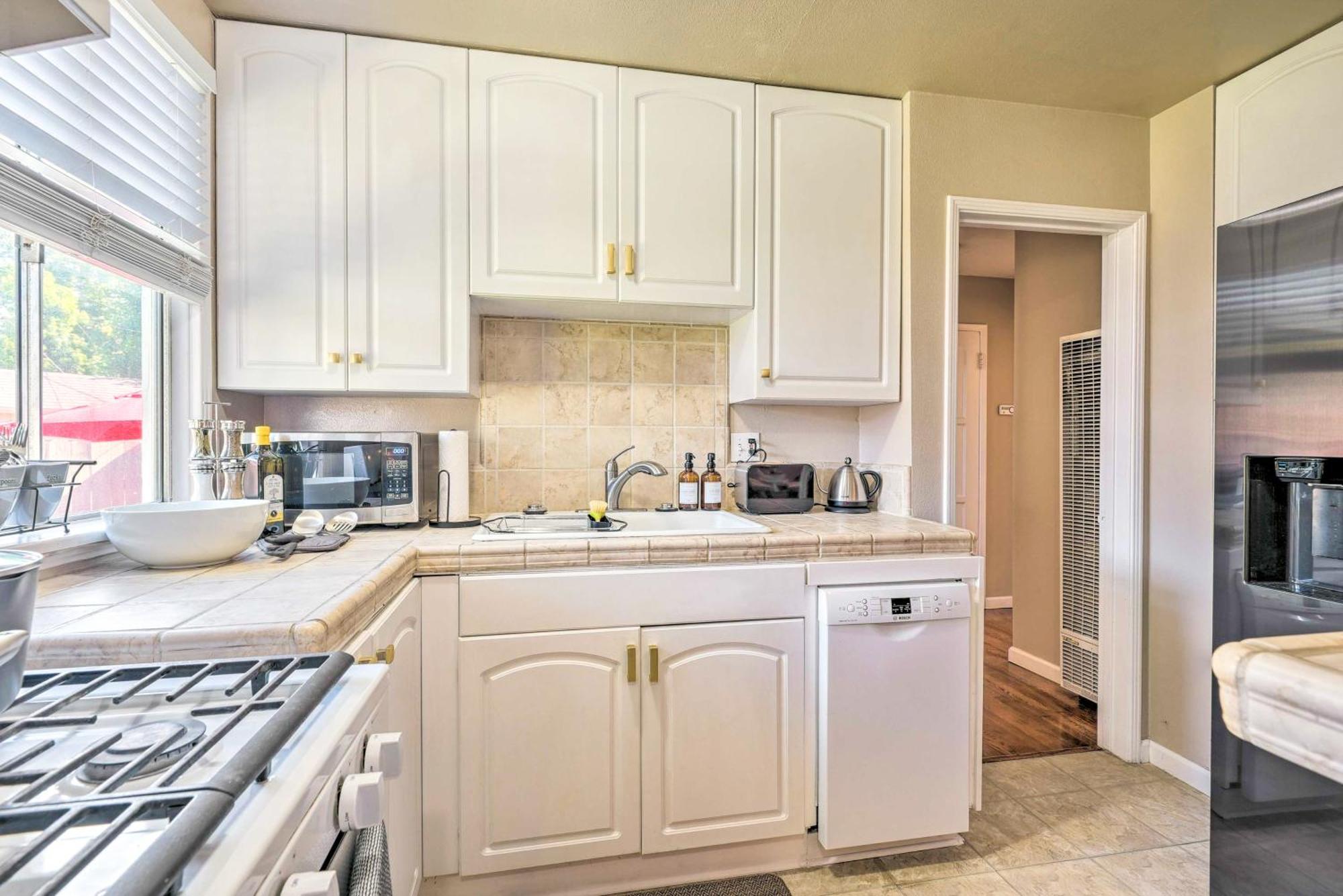 Вілла Stylish And Modern Burbank Gem With Private Yard! Екстер'єр фото